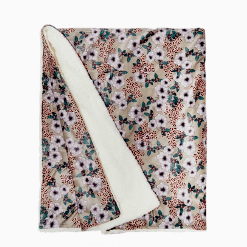 SUMMER & ROSE Super Soft Sherpa Throw Blanket (new in packaging)